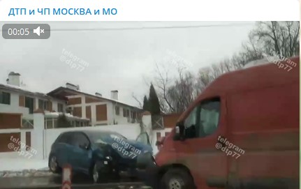 На Муравской автофургон врезался в легковушку
